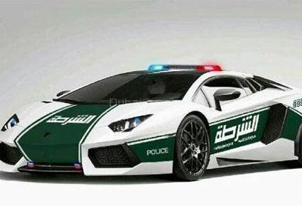شرطة دبي تطلق أولى دورياتها الفارهة من طراز لامبورغيني لضبط أمن الطرق
